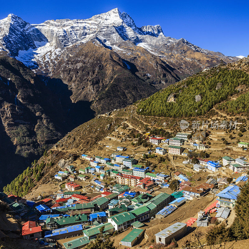 Namche Bazaar是尼泊尔喜马拉雅山区的一个著名村庄